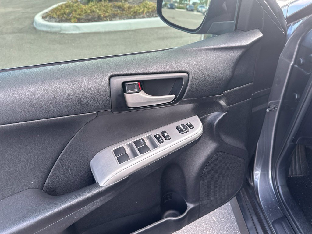 Used 2012 Toyota Camry SE w/ Leather Pkg FWD image 11