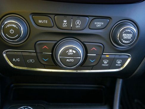 Used 2020 Jeep Cherokee Limited image 25