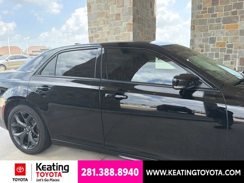 Used 2023 Chrysler 300 Touring L RWD image 2
