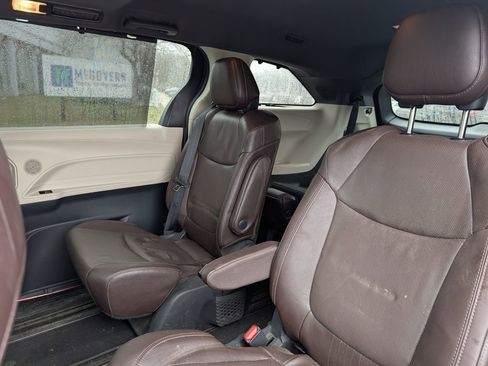 Used 2022 Toyota Sienna Platinum image 15