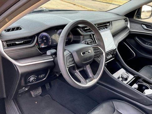 Used 2023 Jeep Grand Cherokee L Limited w/ Black Appearance Package image 13