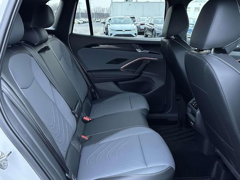 Used 2025 Volkswagen Tiguan SE R-Line image 14