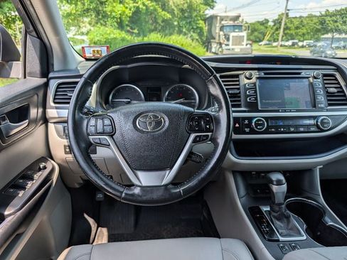 Used 2019 Toyota Highlander XLE AWD/4WD image 31