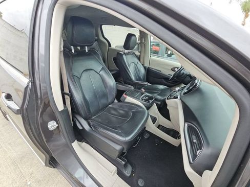 Used 2018 Chrysler Pacifica Touring-L FWD image 6