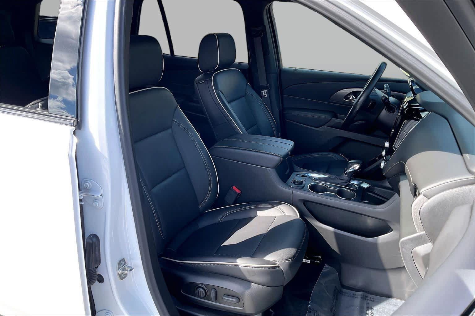 Used 2022 Chevrolet Traverse Premier w/ Redline Edition AWD/4WD image 8