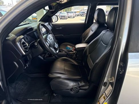 Used 2019 Toyota Tacoma TRD Off-Road w/ Technology Package AWD/4WD image 9