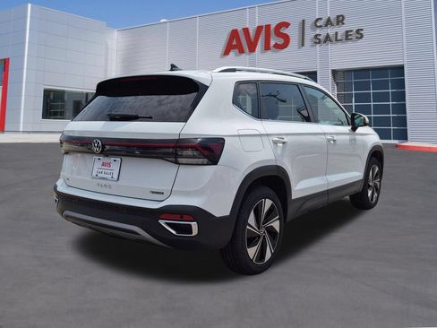 Used 2025 Volkswagen Taos SE AWD/4WD image 6