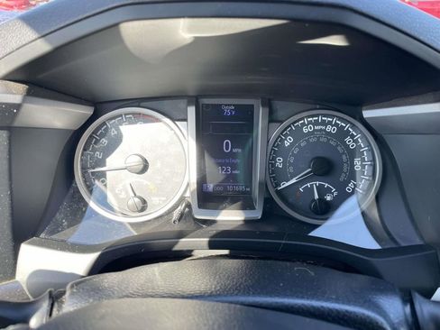 Used 2018 Toyota Tacoma SR5 w/ SR5 Appearance Package (SM) image 38