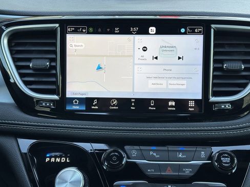 Used 2025 Chrysler Pacifica Limited FWD image 18