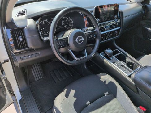 Used 2024 Nissan Pathfinder SV image 2