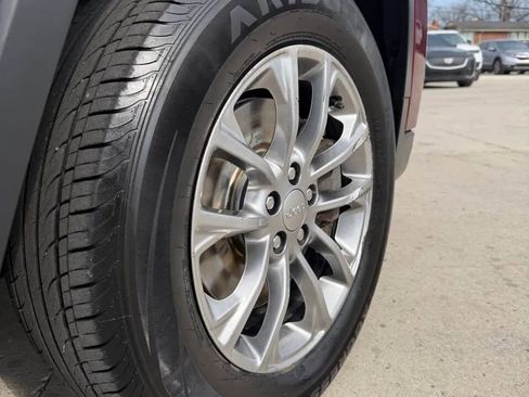 Used 2019 Jeep Cherokee Latitude Plus w/ Cold Weather Group AWD/4WD image 9