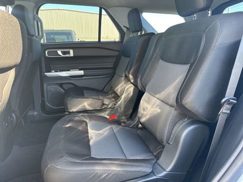Used 2023 Ford Explorer XLT image 5