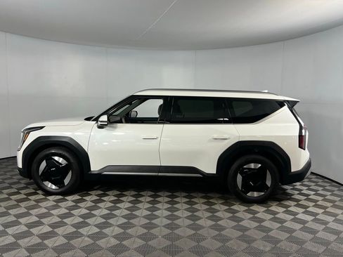 Used 2024 Kia EV9 Wind image 10