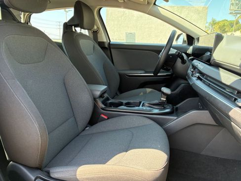 Used 2025 Kia K4 LXS image 35