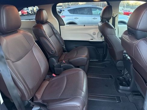 Certified 2023 Toyota Sienna Platinum image 14