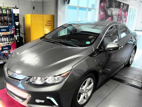 Used 2017 Chevrolet Volt LT FWD image 4