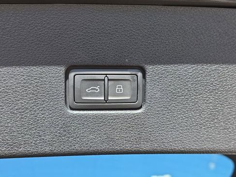 Used 2025 Audi Q8 Premium Plus image 13