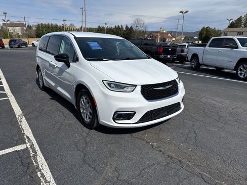 Used 2024 Chrysler Pacifica Touring-L image 8