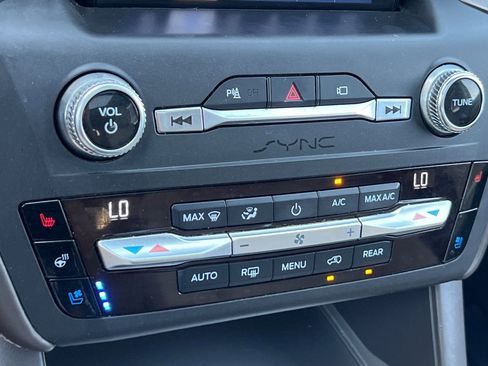 Used 2020 Ford Explorer Platinum w/ Premium Technology Package image 22