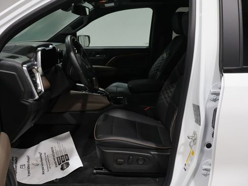 Used 2024 GMC Canyon Denali image 11