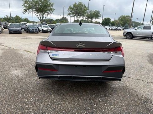 Used 2024 Hyundai Elantra SE FWD image 4