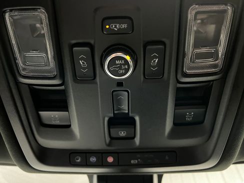 Used 2022 GMC Yukon Denali w/ Denali Premium Package image 18