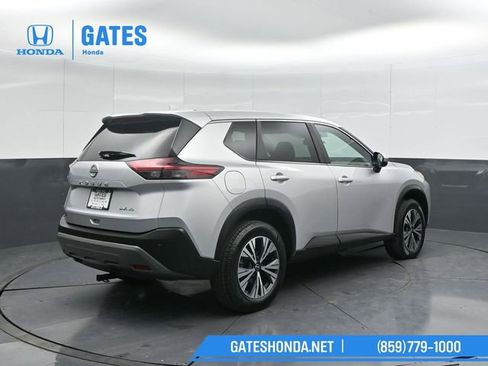 Used 2023 Nissan Rogue SV image 2