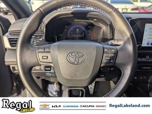 Used 2025 Toyota Camry SE image 28