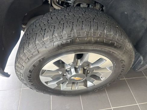 Used 2022 Chevrolet Silverado 2500 Custom w/ Custom Value Package image 2