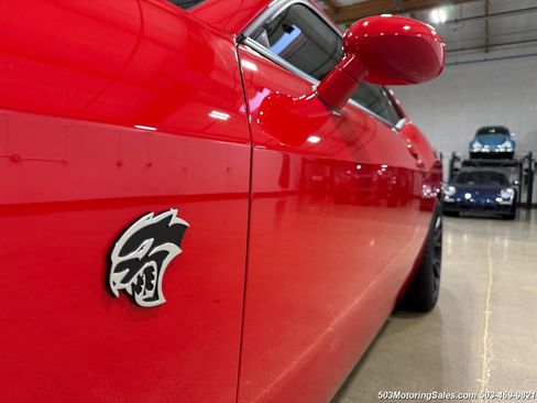 Used 2015 Dodge Challenger SRT Hellcat image 3