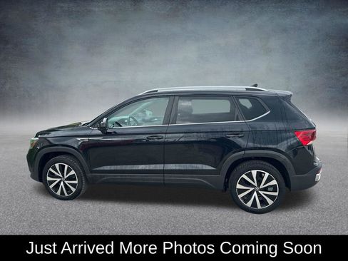 Used 2022 Volkswagen Taos SE FWD image 2