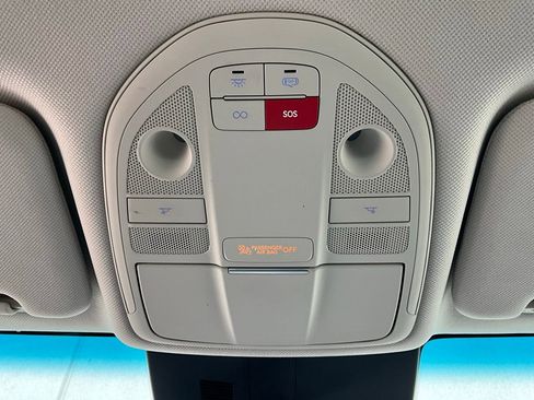 Used 2025 Genesis G70 2.5T image 17