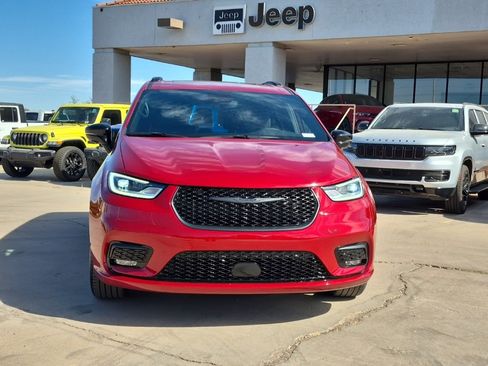 New 2025 Chrysler Pacifica Limited w/ Trailer Tow Group image 2