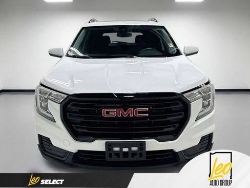 Used 2022 GMC Terrain SLE w/ GMC Pro Grade Package AWD/4WD image 2