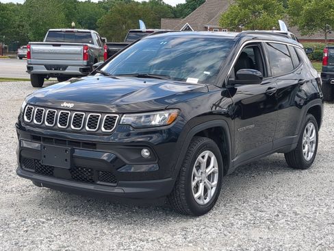 Used 2024 Jeep Compass Latitude AWD/4WD image 5