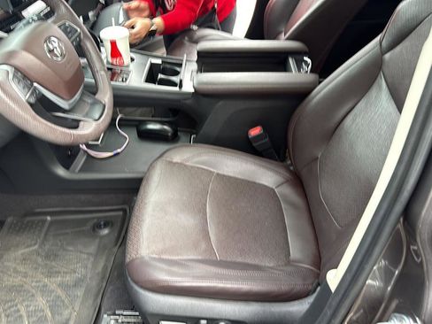 Used 2022 Toyota Sienna Platinum image 3