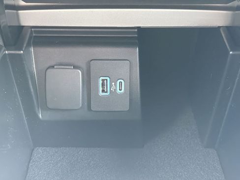 Used 2023 Ford Explorer XLT w/ Equipment Group 202A AWD/4WD image 31