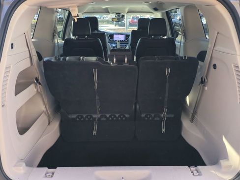 Used 2023 Chrysler Pacifica Touring-L image 12