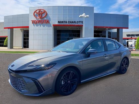 Used 2025 Toyota Camry XSE FWD image 5