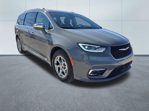 Used 2022 Chrysler Pacifica Limited image 9