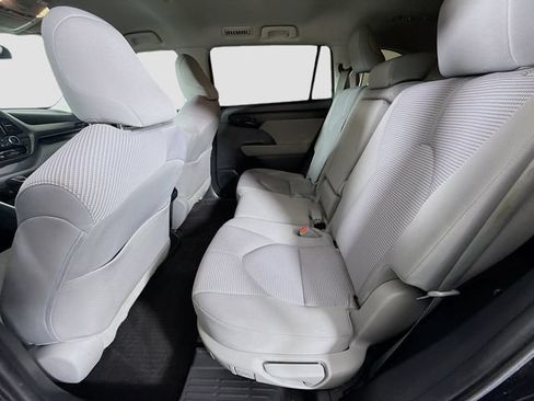 Used 2023 Toyota Highlander LE FWD image 22