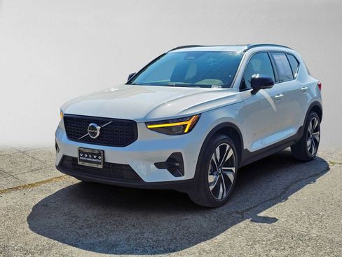 Used 2025 Volvo XC40 B5 Ultra AWD/4WD image 7