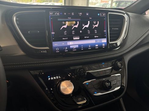 Used 2025 Chrysler Pacifica Limited image 29