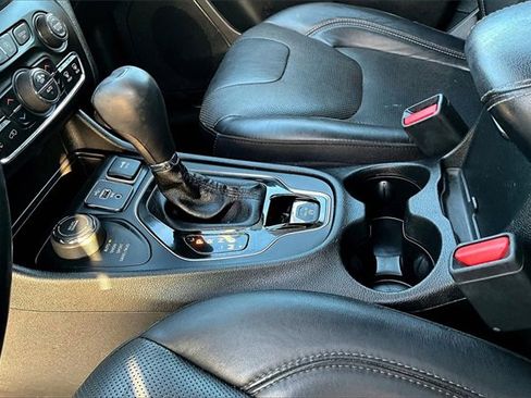 Used 2019 Jeep Cherokee Limited image 16