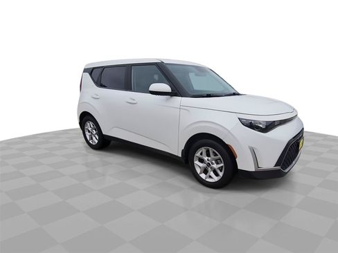 Used 2023 Kia Soul LX w/ LX Technology Package FWD image 2