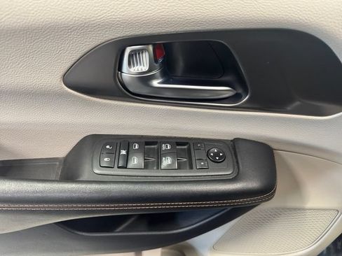 Used 2020 Chrysler Pacifica Touring w/ Cold Weather Group FWD image 28