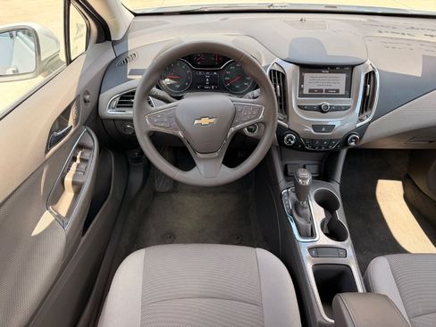 Used 2018 Chevrolet Cruze LT w/ Convenience Package FWD image 4