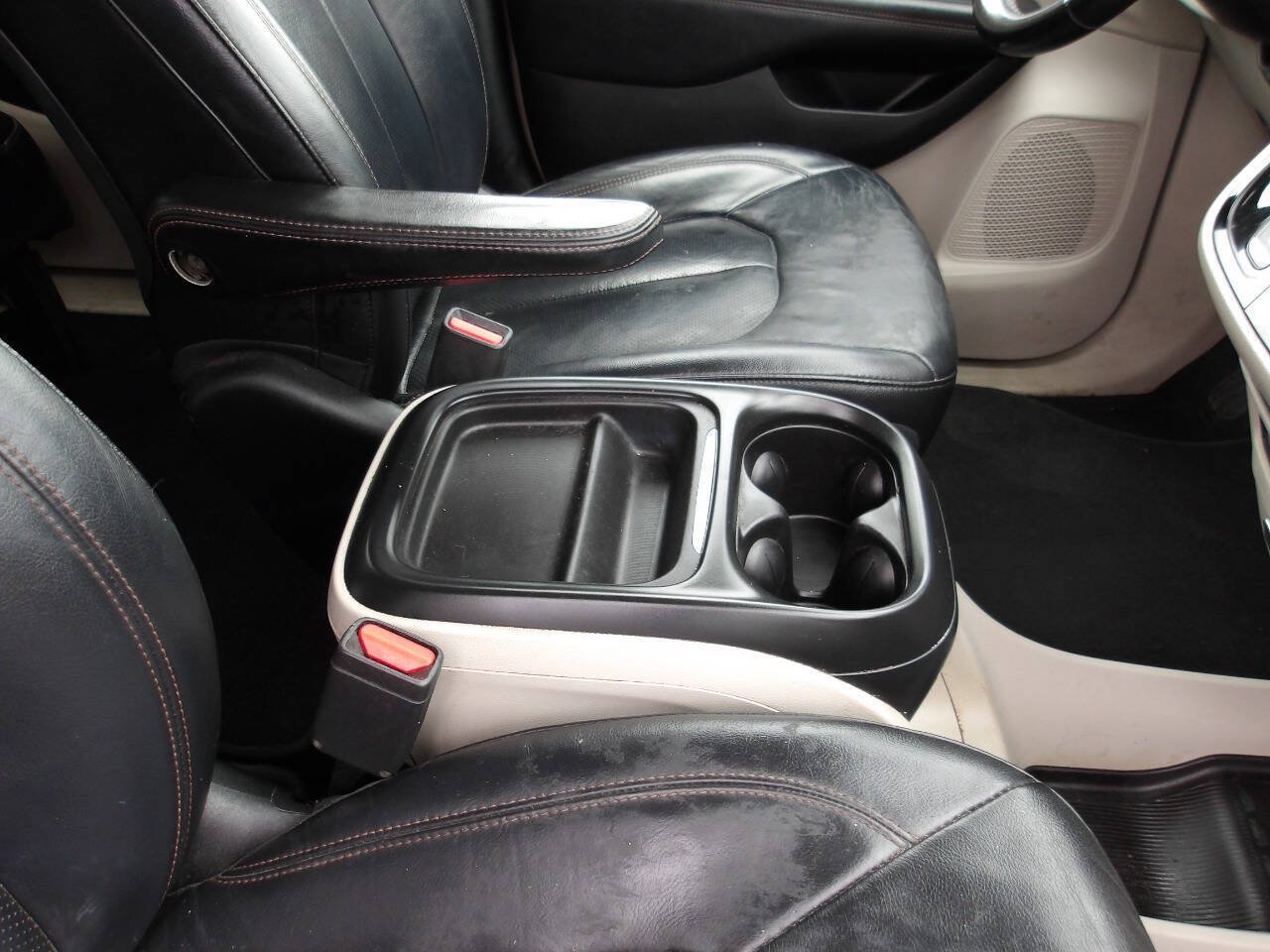 Used 2018 Chrysler Pacifica Touring-L FWD image 17