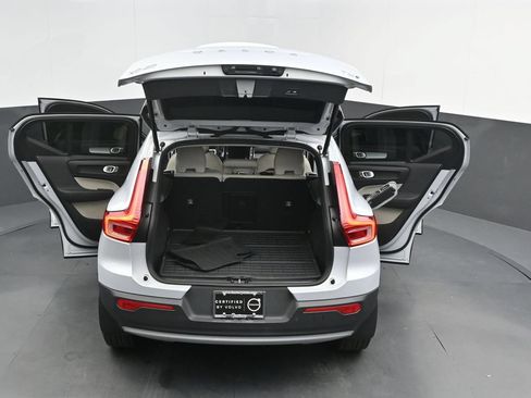 Certified 2022 Volvo XC40 T5 Momentum w/ Premium Package AWD/4WD image 40