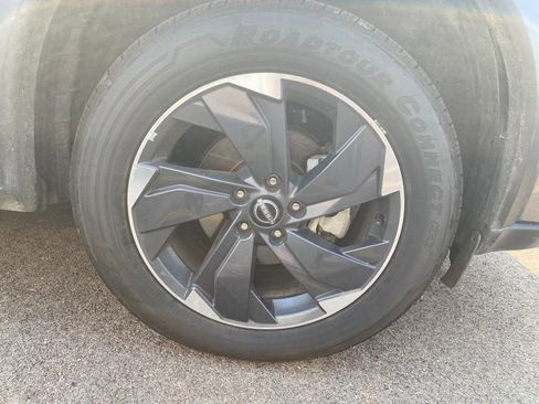 Used 2024 Nissan Rogue SV FWD image 4